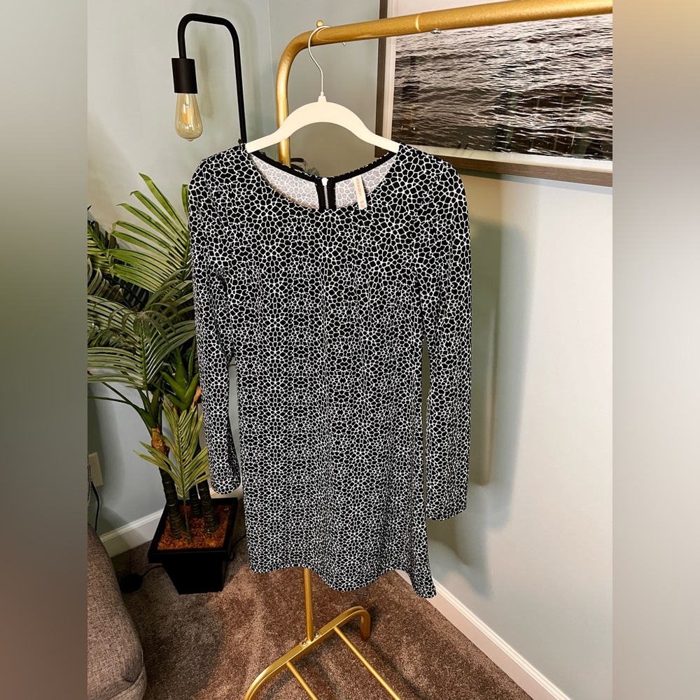 Black/white printed long sleeve women’s dress.